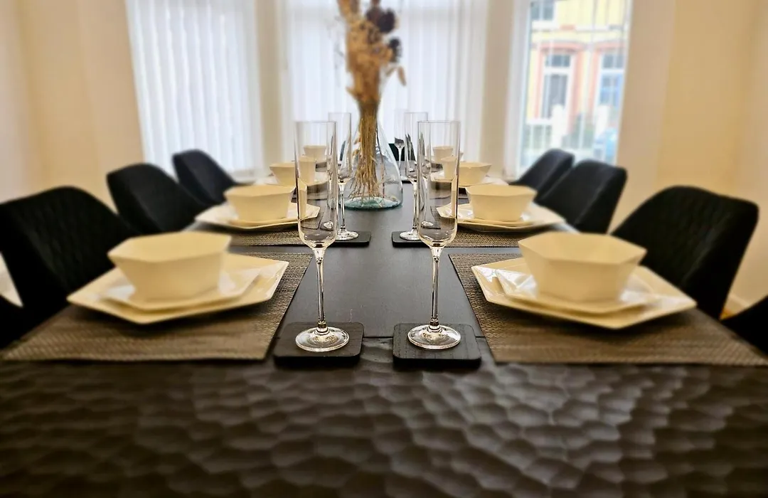 Large New House, Sleeps 8, Free Parking, Near City Centre-1