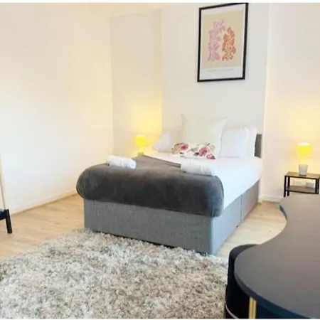 Large New House, Sleeps 8, Free Parking, Near City Centre-3